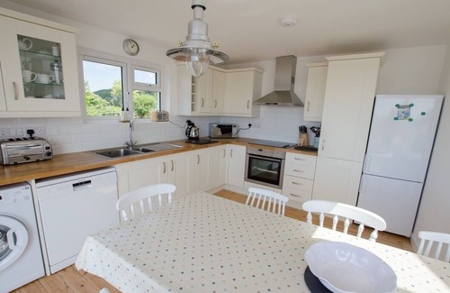 Braunton Cabaña | Rooftops, Sleeps 8 | Hot Tub*, Views & Log Burner