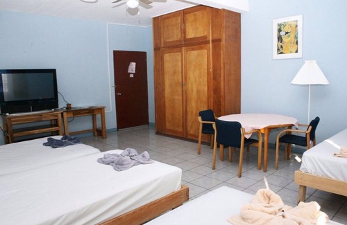 Managua Cama Y Desayuno | HABITACION 1-B - 4 CAMAS INDIVIDUALES