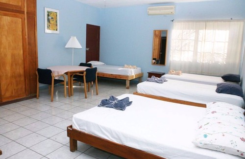 Managua Cama Y Desayuno | HABITACION 1-B - 4 CAMAS INDIVIDUALES