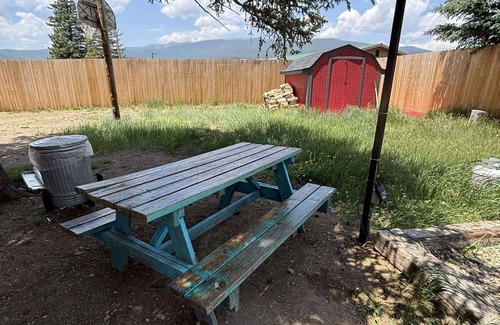 Eagle Nest Cabina | Room 1 - Cozy Lake Getaway 15 Mins from Red River/ Angel Fire, NM