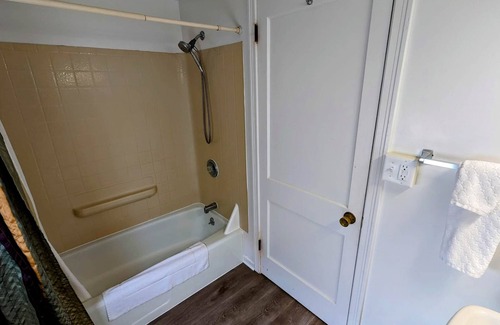 Lewiston Apartamento | Room 1 - Riverside Motel - 1 Queen Bed