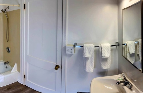 Lewiston Apartamento | Room 1 - Riverside Motel - 1 Queen Bed