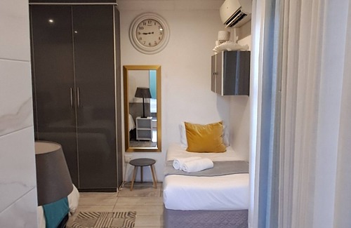 Maseru Cama Y Desayuno | Room 1 : Sleeps 3 with Private Bathroom