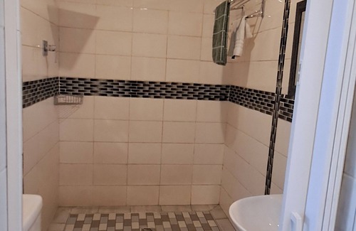 Maseru Cama Y Desayuno | Room 1 : Sleeps 3 with Private Bathroom