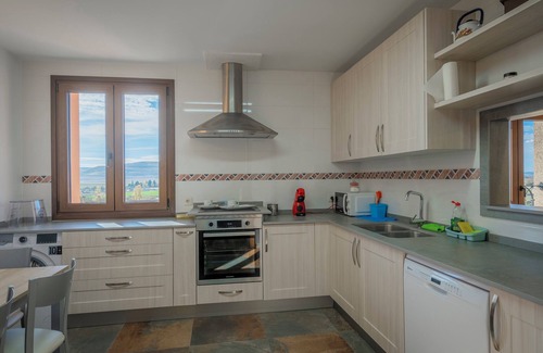 Castrojeriz Apartamento | Habitación '102 Deluxe Acuarela Vistas Montaña' con jardín compartido, Wi-Fi y aire acondicionado.