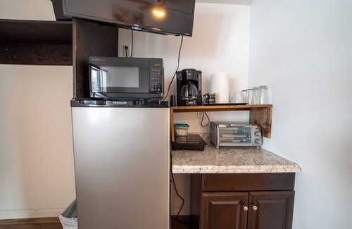 Indian River Apartamento | Room 2 at Inland Lakes Motel, Indian River, MI