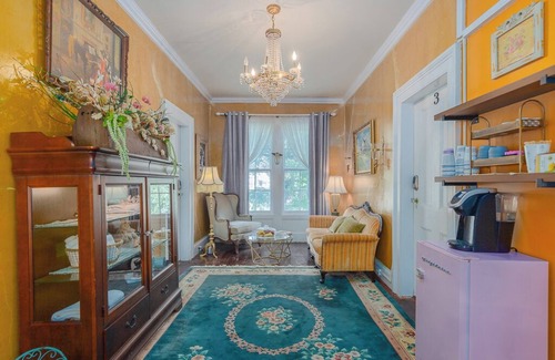 Warwick Casa | Room 2 at The Warwick Inn – Cozy Elegance in the Heart of Town