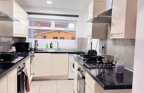 Redbridge Casa | Room 2: Modern Double Room with En-Suite in Ilford, London