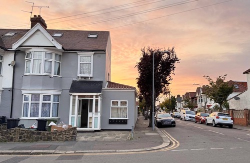 Redbridge Casa | Room 2: Modern Double Room with En-Suite in Ilford, London