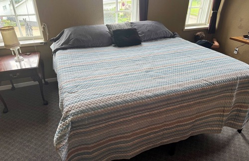 Spillville Apartamento | Room 2: Sleep Where Prohibition Secrets Were Made - Historic Escape!