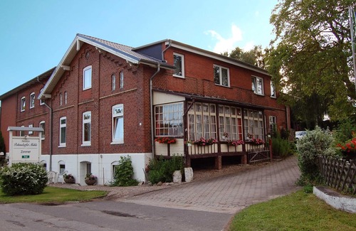 Sierksdorf Apartamento | Room 3 with own shared shower /WC in the ground floor - Field view - Pension Pohnsdorfer Mühle Guest room