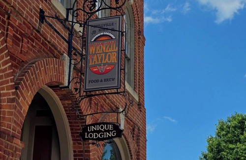 Spillville Apartamento | Room 4: Sleep Where Prohibition Secrets Were Made - Historic Escape!