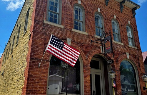 Spillville Apartamento | Room 4: Sleep Where Prohibition Secrets Were Made - Historic Escape!