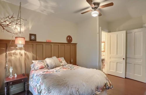Tionesta Cama Y Desayuno | Room 5 at The Vintage Inn Boutique Bed and Breakfast; historic charm in Tionesta
