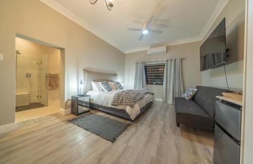 Simondium Casa | Room 5 - LEO Sky Guest House