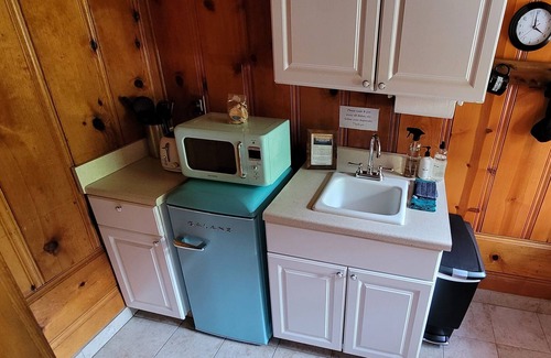Downieville Casa | Room 6 - Queen Kitchenette