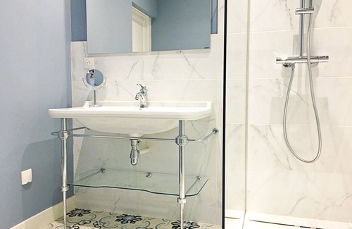 Jarze Cama Y Desayuno | Room 6 Twin bedroom with en-suite