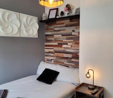 Ellesmere Port Casa | Room@87