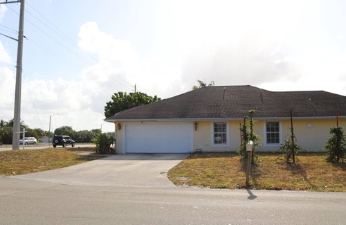 Lake Worth Casa | Room A in a nice house