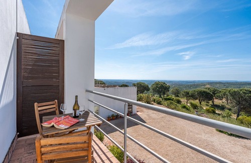 Aljezur Apartamento | Habitación 'Agosto' con vistas al mar, piscina compartida y Wi-Fi