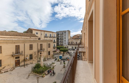 Licata Apartamento | Habitación 'Al Duomo - Camera Queen' con terraza compartida, Wi-Fi y aire acondicionado.