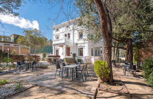 Navajas Apartamento | Habitación 'Blanca' con vistas a la montaña, Wi-Fi y aire acondicionado.