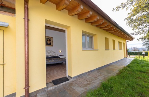 Massa Marittima Apartamento | Habitación 'Camera 1' con piscina compartida, jardín compartido y aire acondicionado.