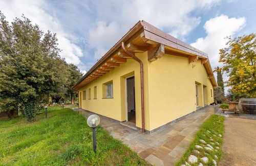 Massa Marittima Apartamento | Habitación 'Camera 2' con piscina compartida, jardín compartido y aire acondicionado.