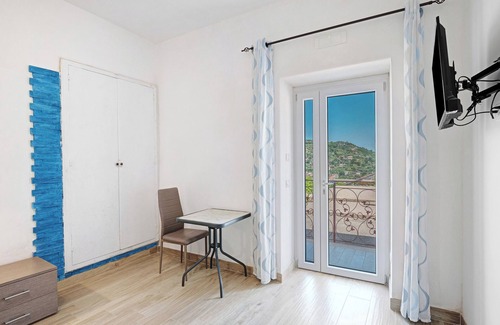 Piazza-Tralia-Pendolo Apartamento | Habitación 'Camera Amalfi Con Vista Montagna' con vistas a la montaña, Wi-Fi y aire acondicionado.