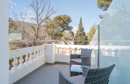 Navajas Apartamento | Habitación 'Candela' con vistas a la montaña, Wi-Fi y aire acondicionado.
