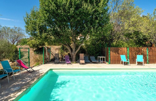 Saint-Pierre-de-Vassols Apartamento | Habitación 'Chambre Verte' con piscina privada, terraza compartida y Wi-Fi