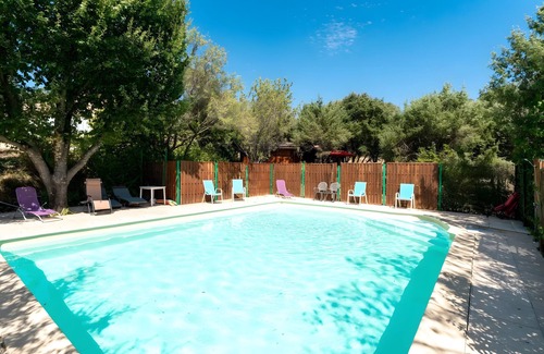 Saint-Pierre-de-Vassols Apartamento | Habitación 'Chambre Jaune Et Chambre Bleue' con piscina privada, terraza compartida y Wi-Fi