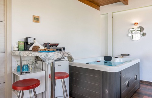 Ambroz Apartamento | Habitación 'Con Baño Privado' con vistas a la montaña, Wi-Fi y aire acondicionado.