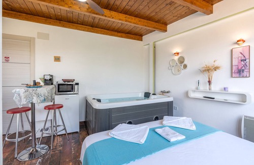 Ambroz Apartamento | Habitación 'Con Baño Privado' con vistas a la montaña, Wi-Fi y aire acondicionado.