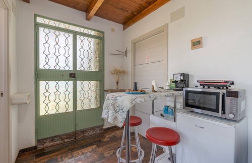 Ambroz Apartamento | Habitación 'Con Baño Privado' con vistas a la montaña, Wi-Fi y aire acondicionado.