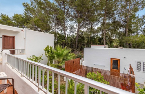 Santa Eulalia del Río Apartamento | Habitación 'Doble - 1' con vistas a la montaña, Wi-Fi y aire acondicionado.