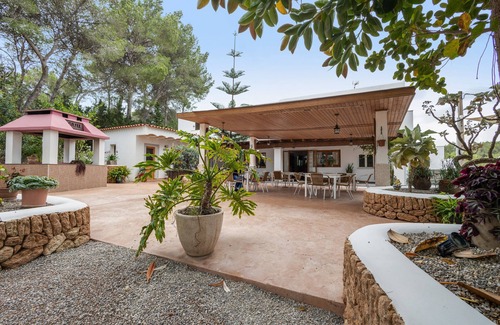 Santa Eulalia del Río Apartamento | Habitación 'Doble - 1' con vistas a la montaña, Wi-Fi y aire acondicionado.