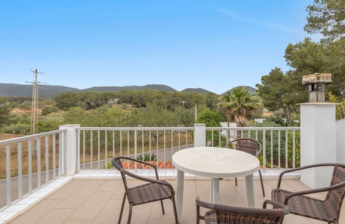 Santa Eulalia del Río Apartamento | Habitación 'Doble - 2' con vistas a la montaña, Wi-Fi y aire acondicionado.