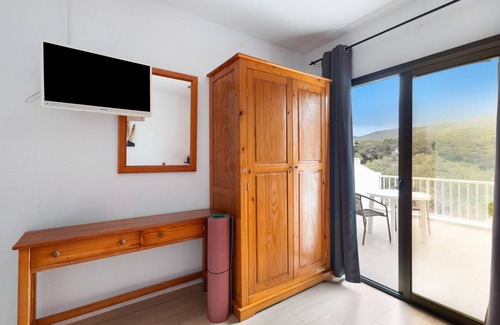 Playa de Es Figueral Apartamento | Habitación 'Doble - 3' con vistas a la montaña, Wi-Fi y aire acondicionado.