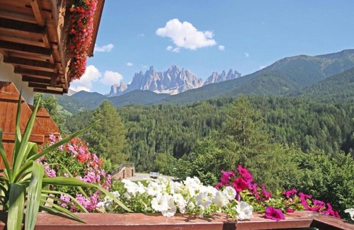 Villnoss Apartamento | Habitación 'Dreibettzimmer 2' con vistas a la montaña, terraza privada y Wi-Fi