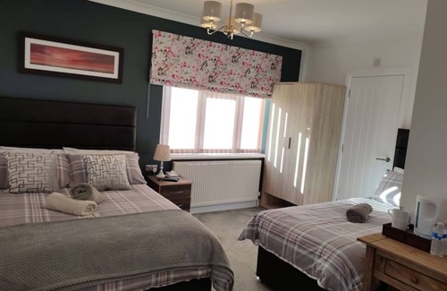 Queensbury Casa | Room-family Room With Private Bathroom