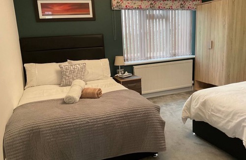 Queensbury Casa | Room-family Room With Private Bathroom