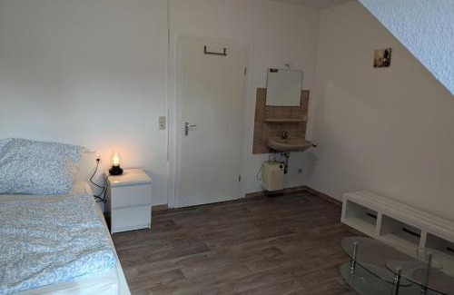 Alt-Knielingen Apartamento | Room for 1-2 guests, bed & couch