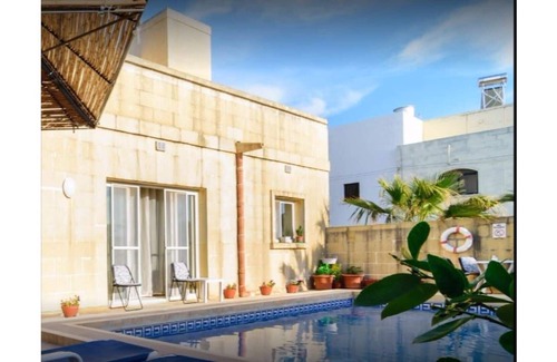 Ta' Għammar Cama Y Desayuno | HABITACIÓN PARA 3 PERSONAS CON BAÑO PRIVADO EN EL PASILLO