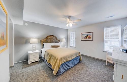Sea Scape Complejo | Room for the Whole Family! Spacious Unit, Kitchen, Lake for Fishing