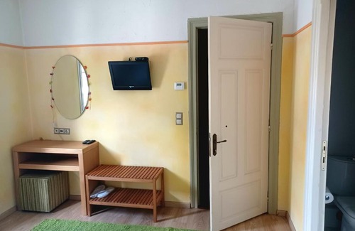 Kastoria Casa | Room "honeybee" in a neoclassical house