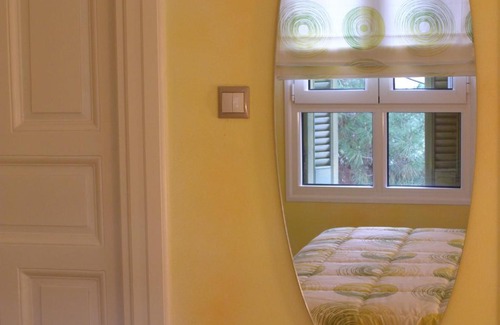 Kastoria Casa | Room "honeybee" in a neoclassical house