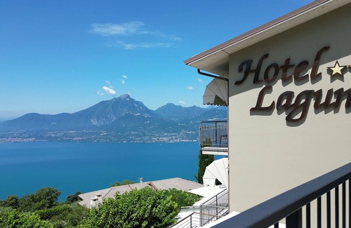 San Zeno di Montagna Apartamento | Habitación 'Hotel Laguna Economy 1' con terraza compartida, Wi-Fi y aire acondicionado.
