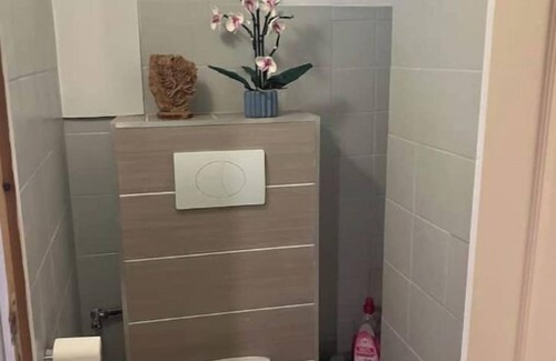 Belle-Beille Cama Y Desayuno | Room in Angers near the streetcar with shared kitchen and bathroom