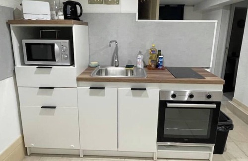 Belle-Beille Cama Y Desayuno | Room in Angers near the streetcar with shared kitchen and bathroom